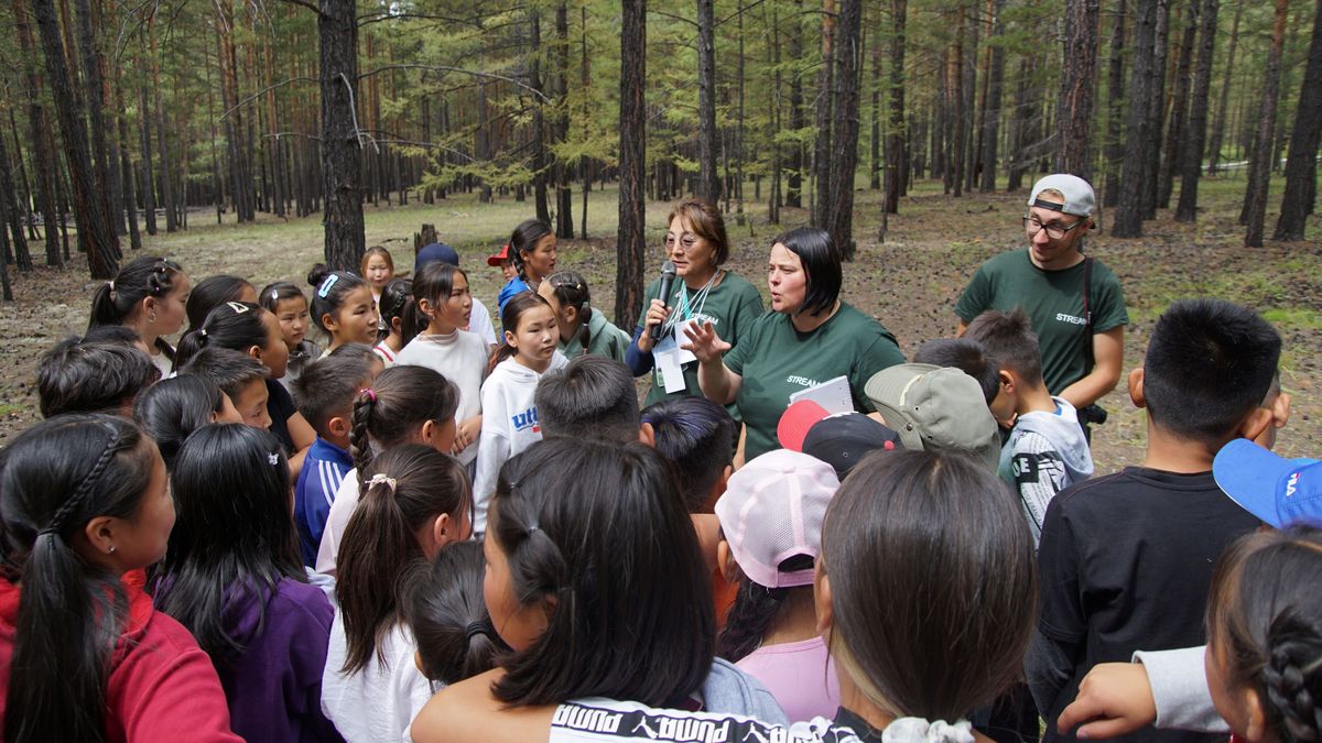 Vědci z Brna učí děti v Mongolsku, jak mít rád les